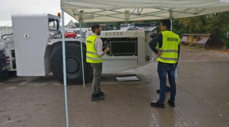 Instandhaltungs-Experte in Arbeit: Mann arbeitet an der Mobilhydraulik des Muldenkippers