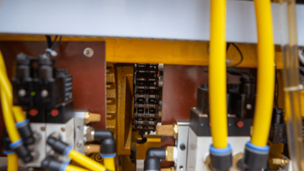 Elektropneumatische Bauteile – Automatisierung und Steuerung von Maschinen Elektropneumatische Bauteile, die in einer Fabrik verwendet werden, um Maschinen zu steuern und zu automatisieren